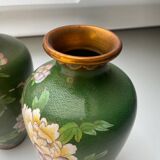 Une paire de vases cloisonnés