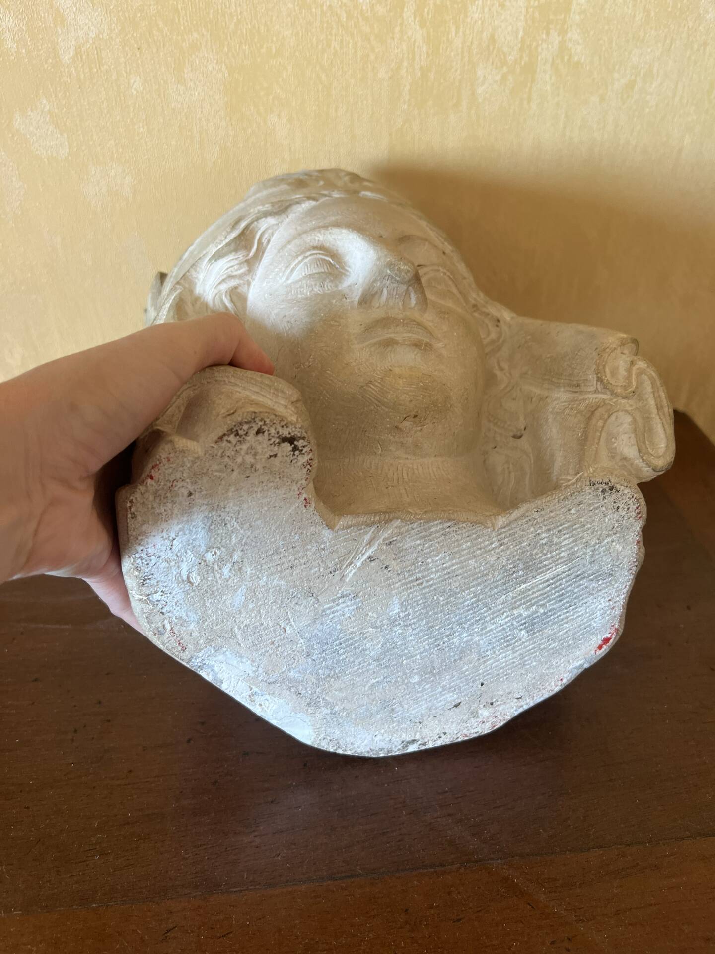 Sculpture ancienne en pierre visage de Bethsabee