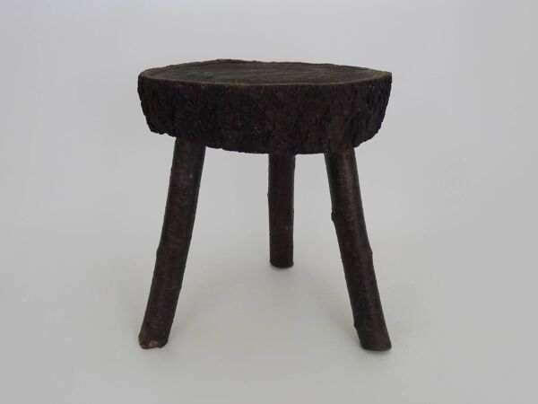 Tabouret de traite tripode en chêne, art paysan Ariège, France (XIXe siècle)