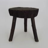 Tabouret de traite tripode en chêne, art paysan Ariège, France (XIXe siècle)