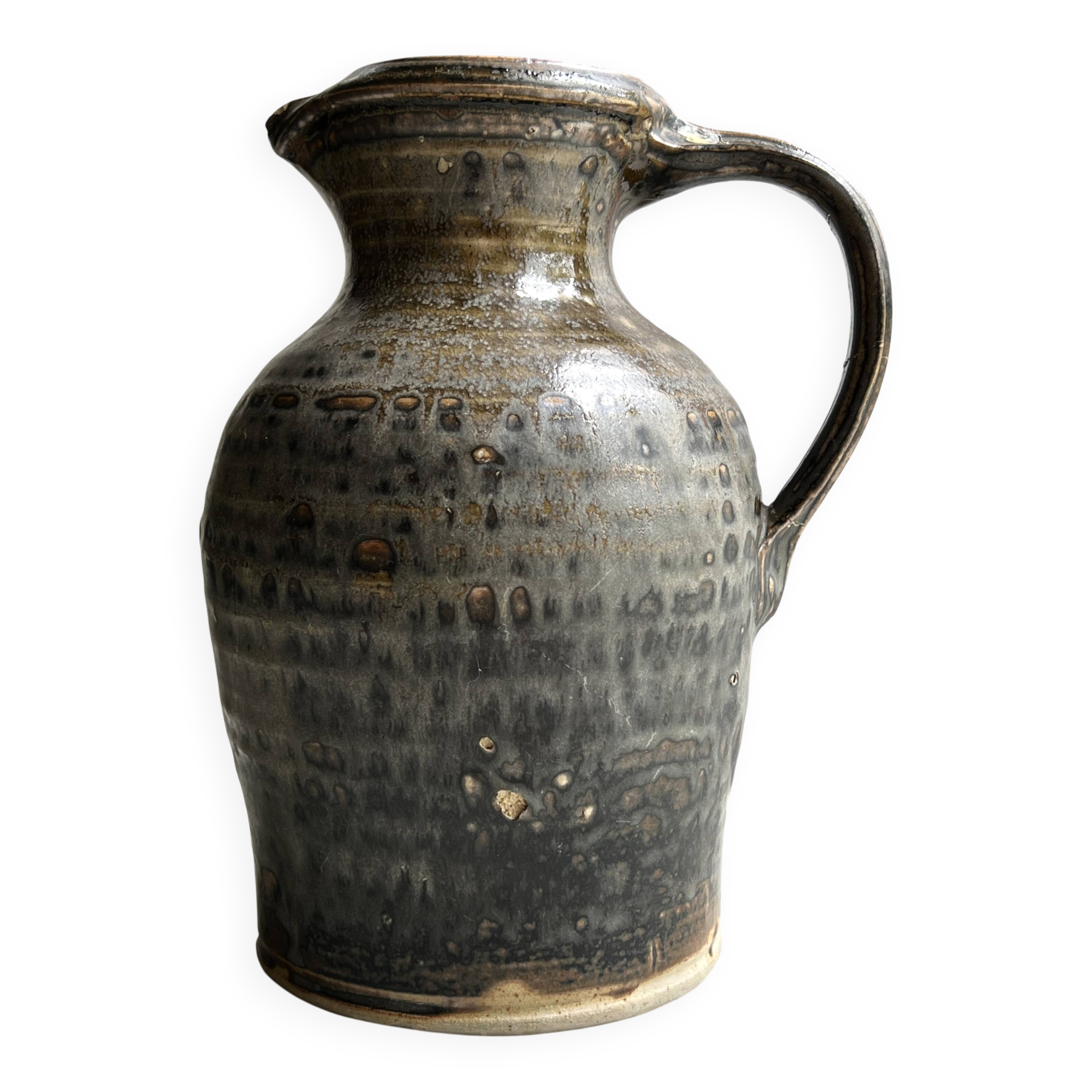 Large brutalist workshop carafe in glazed stoneware, signed, circa 1970.