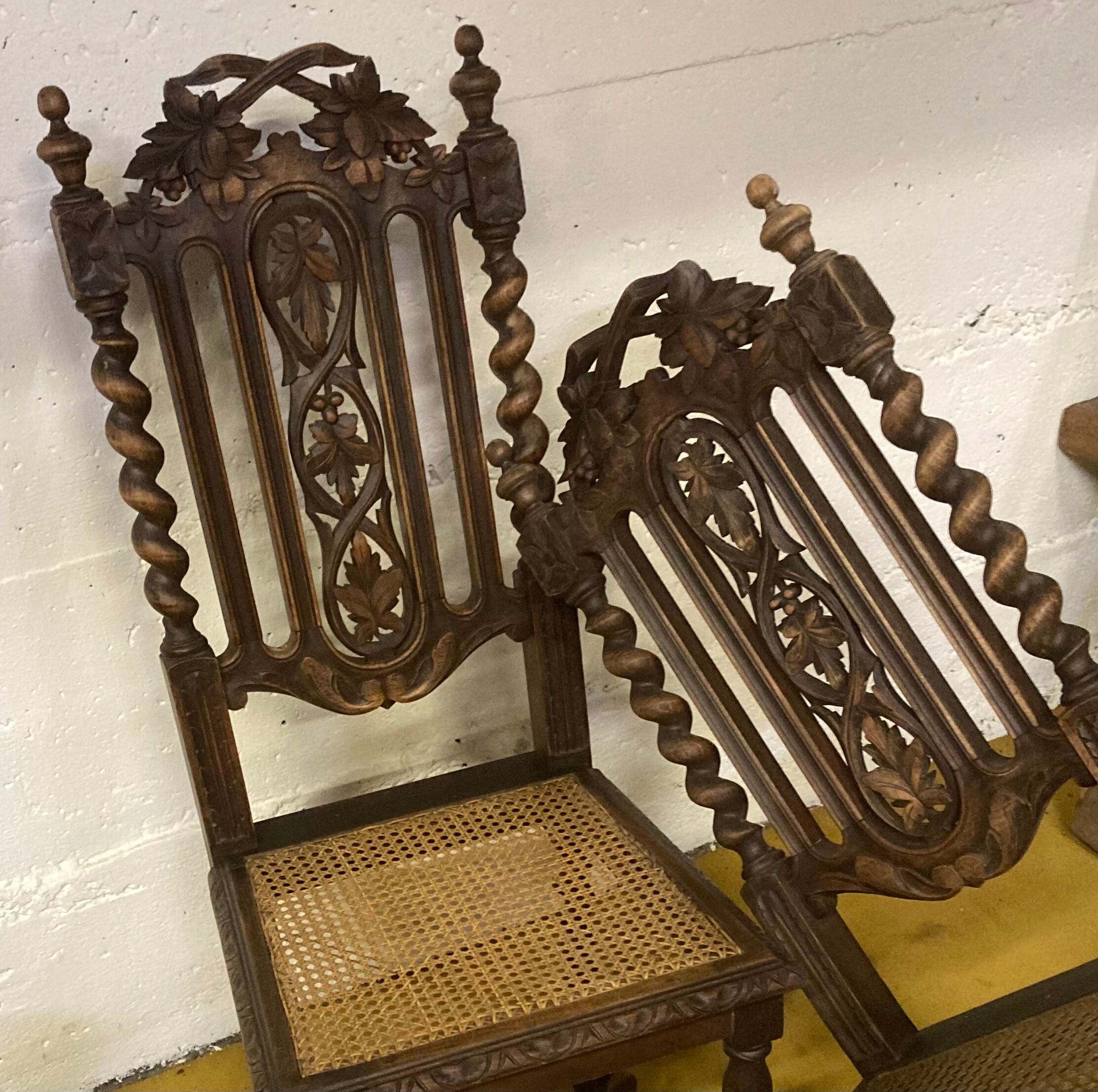 Duo de chaises bois sculpté
