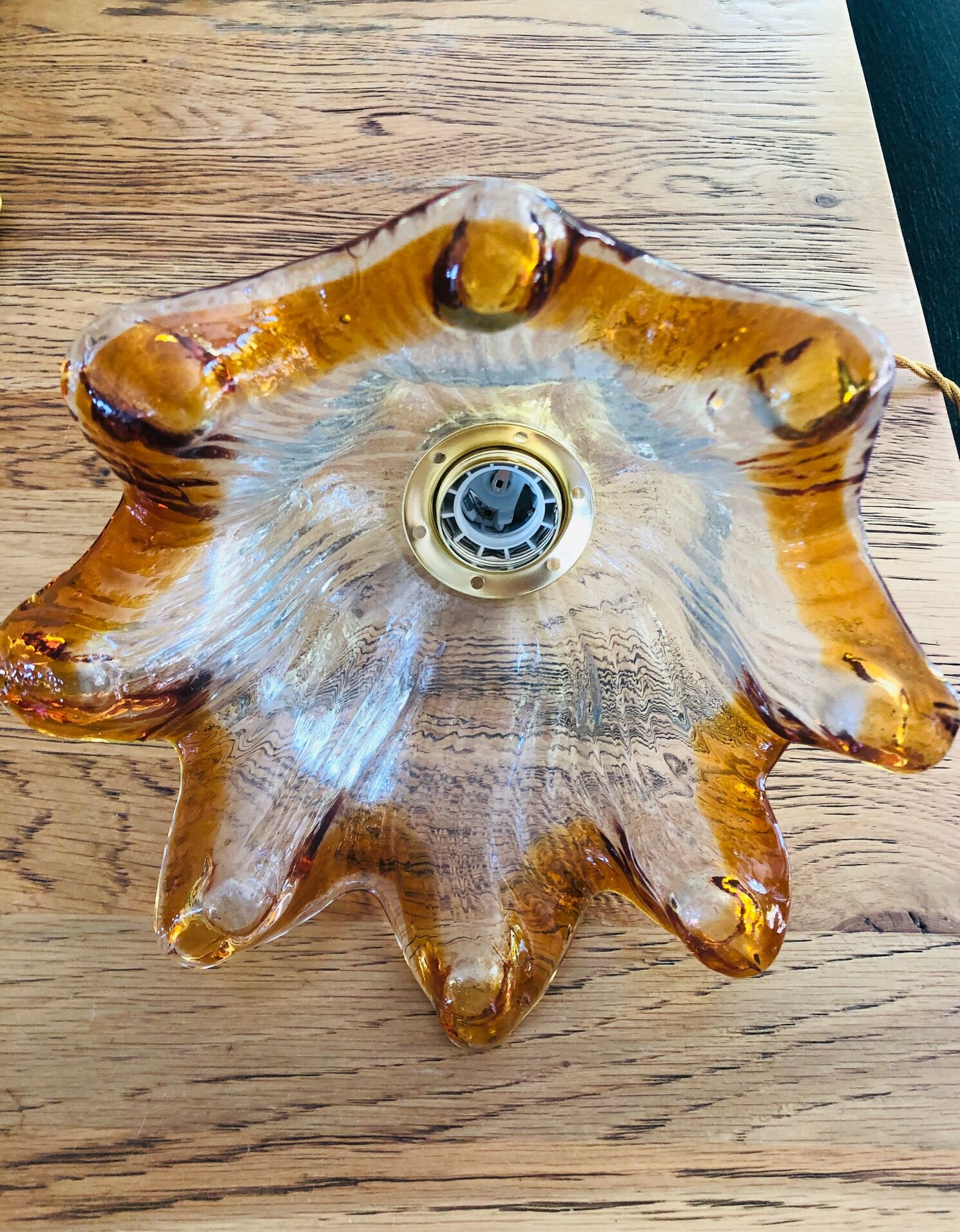 Suspension forms tulip in Murano glass has coppery edge.