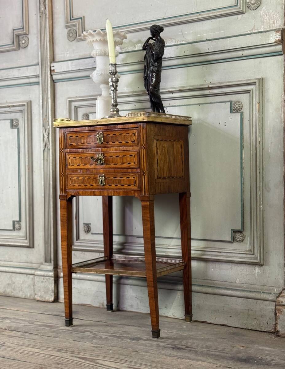 Table d’appoint ou chiffonnière Louis XVI en bois de plaquage, galerie de laiton, fin du XVIIIè