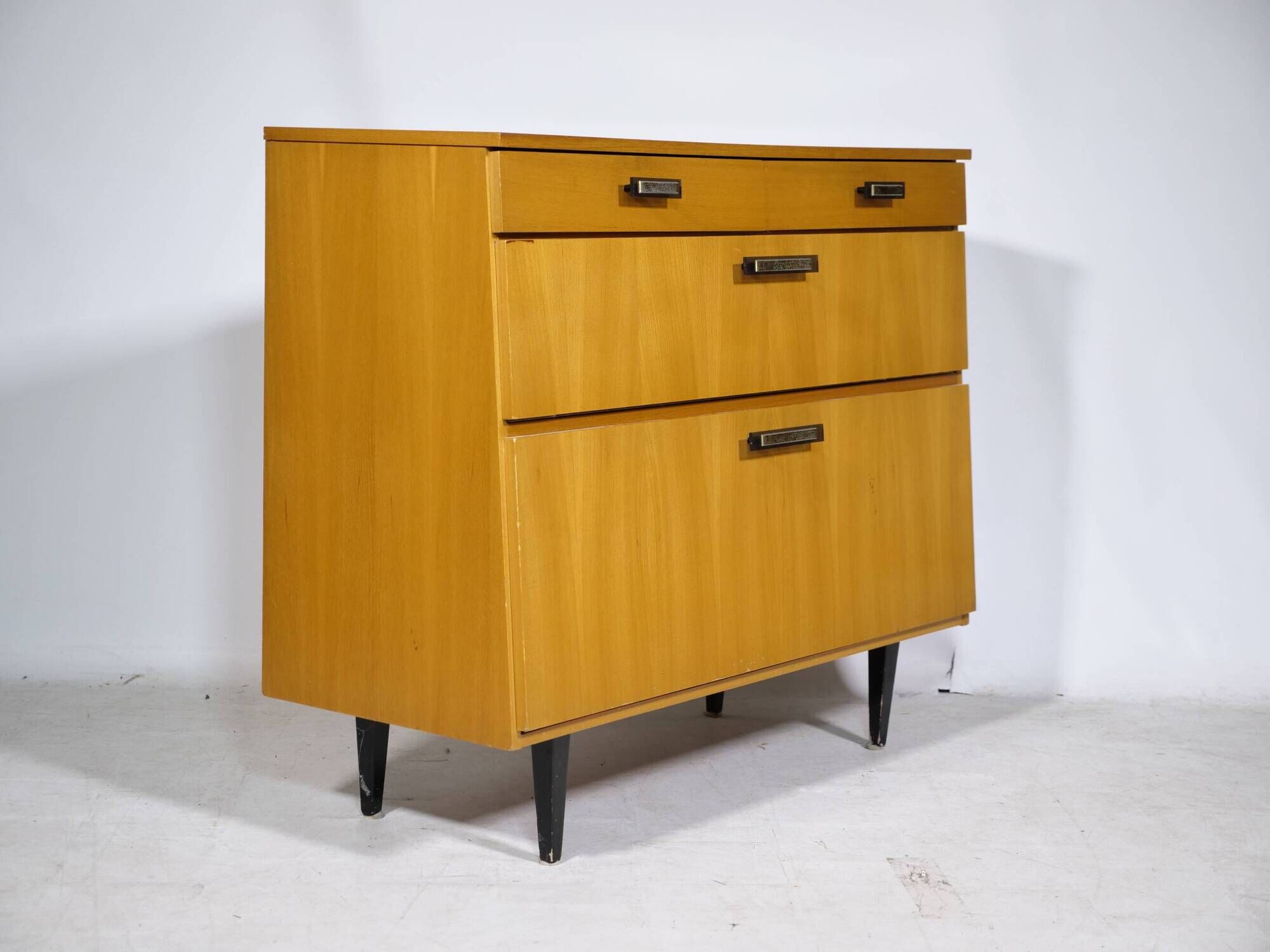 Cabinet à chaussures de style mid-century en bois d'orme, années 1960