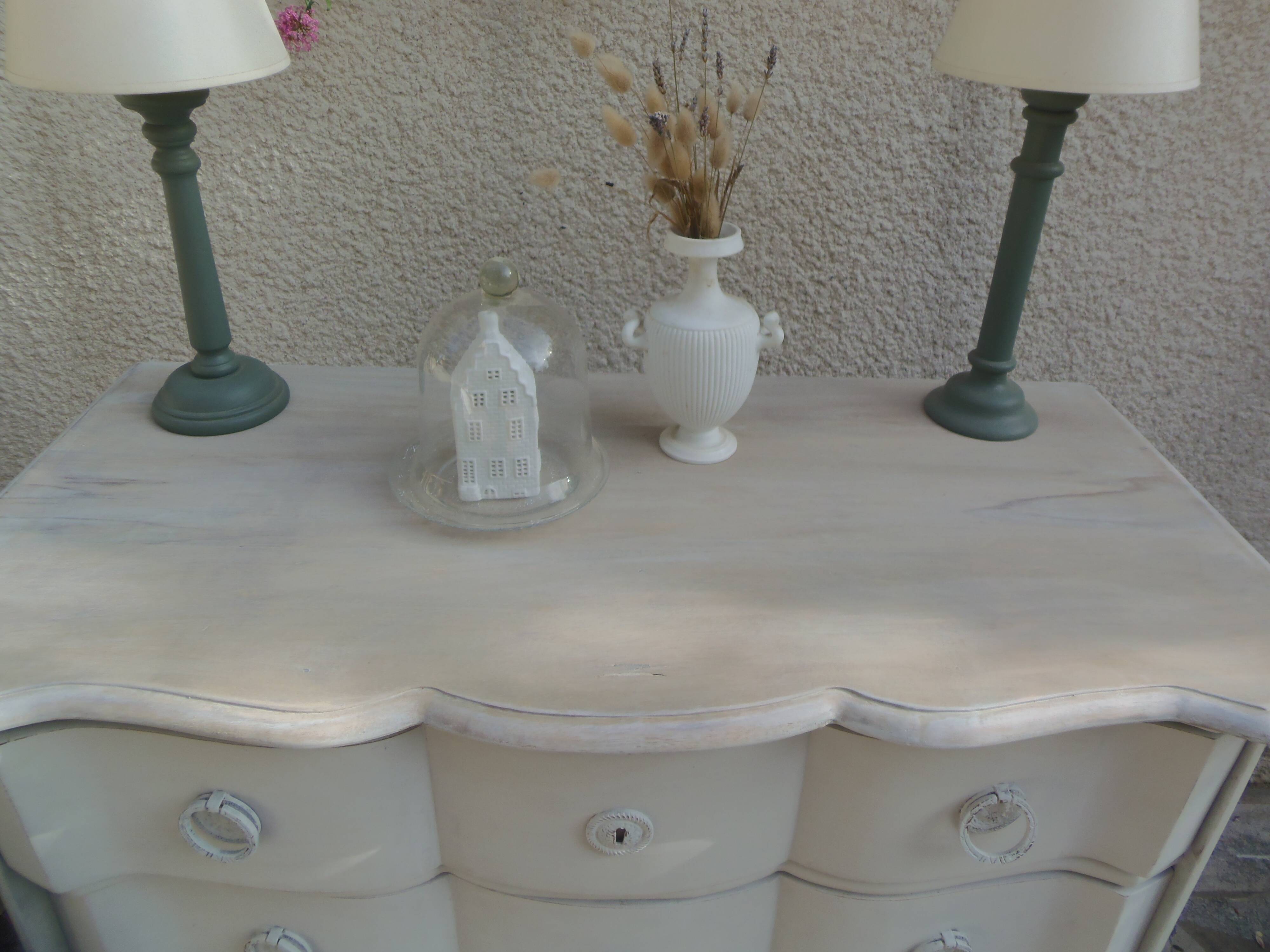 Commode arbalète de belle facture sublimée en gris perle, plateau blanchi.