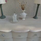 Commode arbalète de belle facture sublimée en gris perle, plateau blanchi.