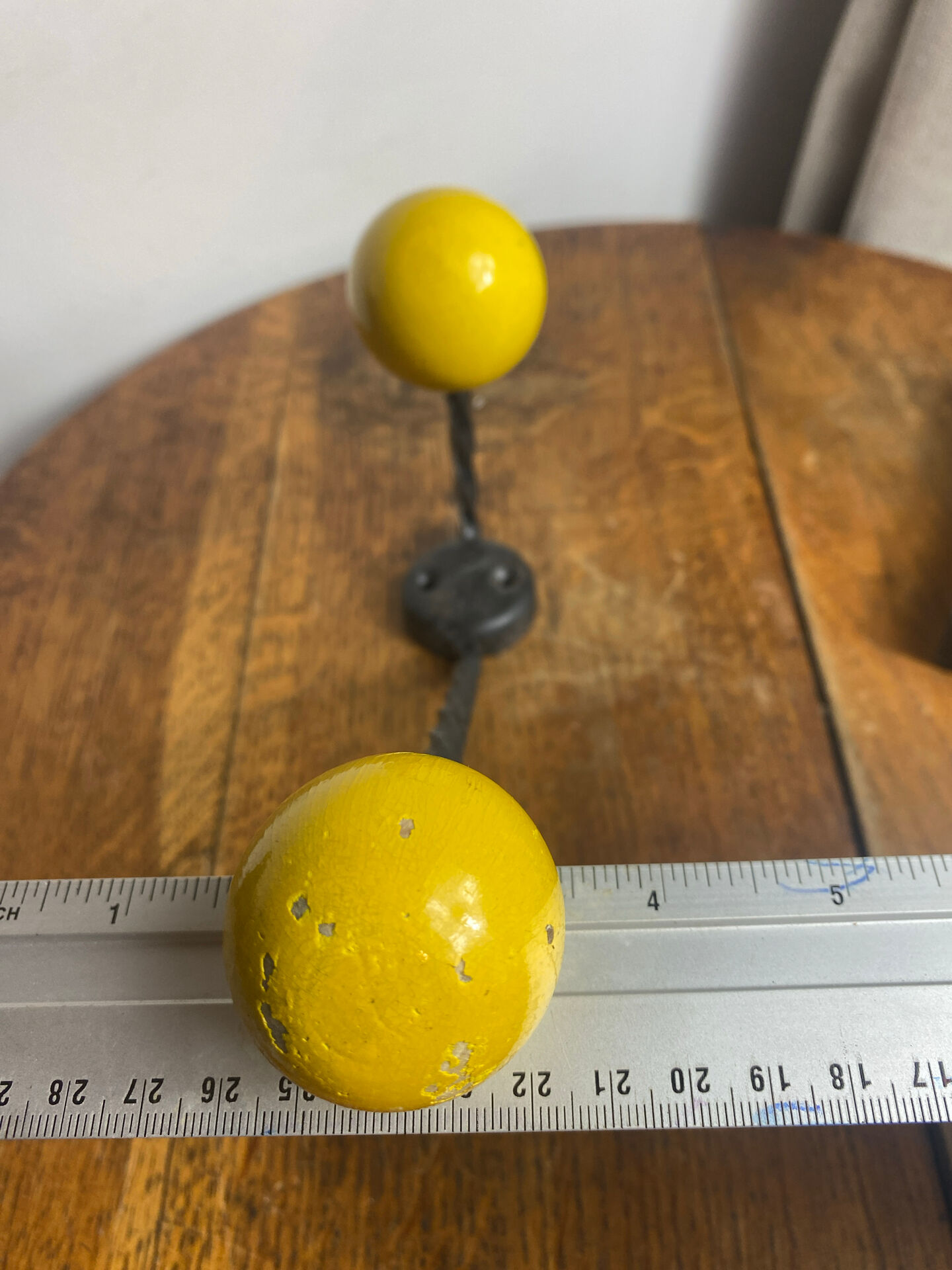 Patére en fer forgé torsadé et boules en bois