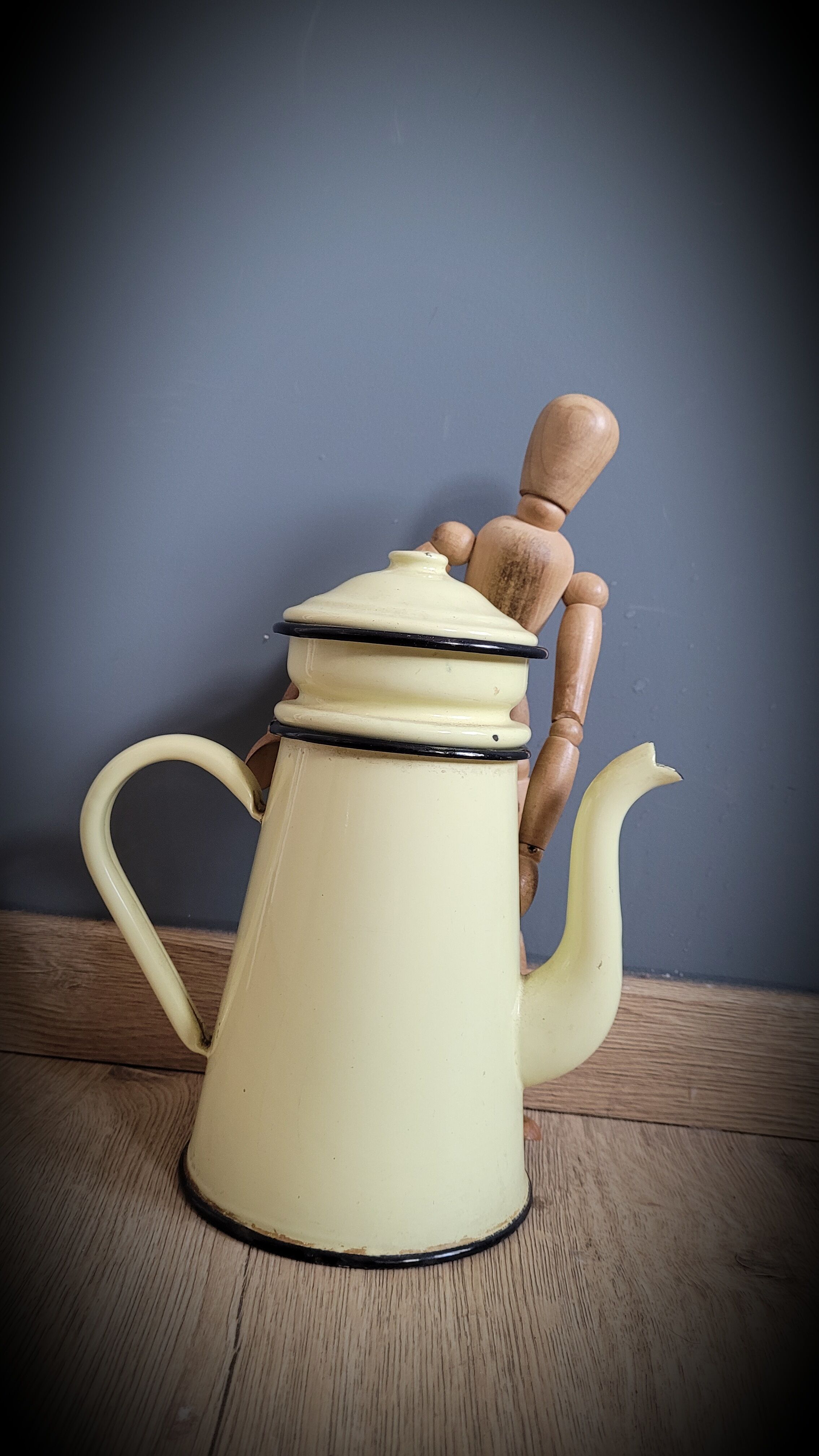 Enamelled yellow coffee maker