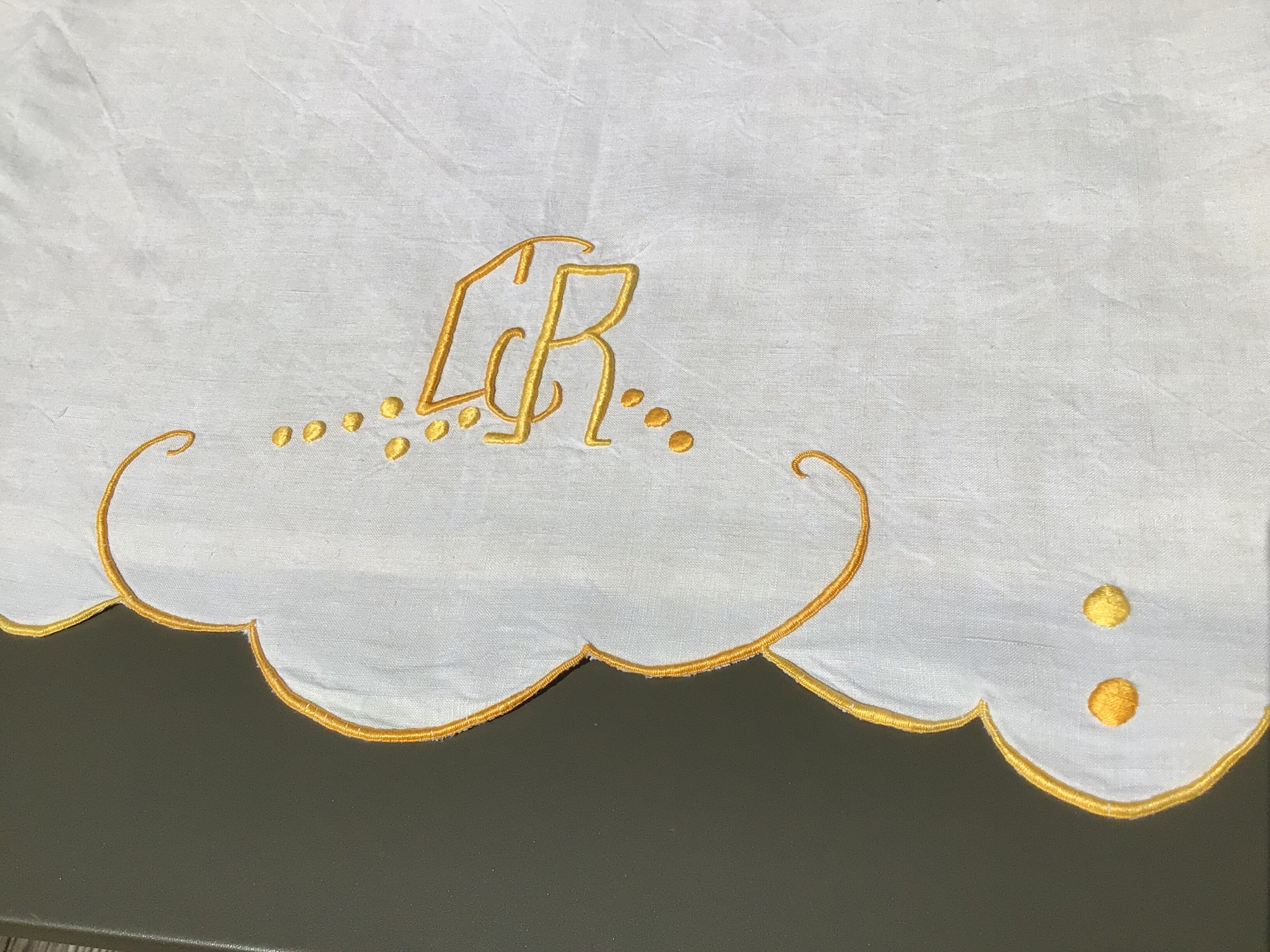 2-seater drap embroidered CR gold yellow scalloped edge