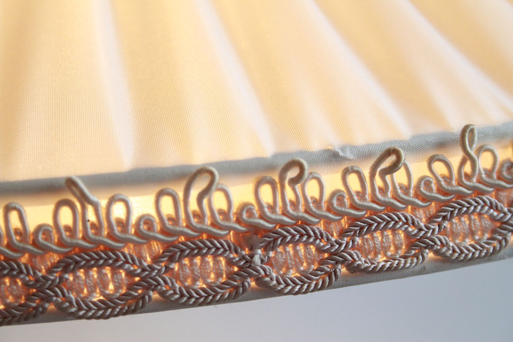Lampadaire des années 1950 en laiton avec abat-jour plisée