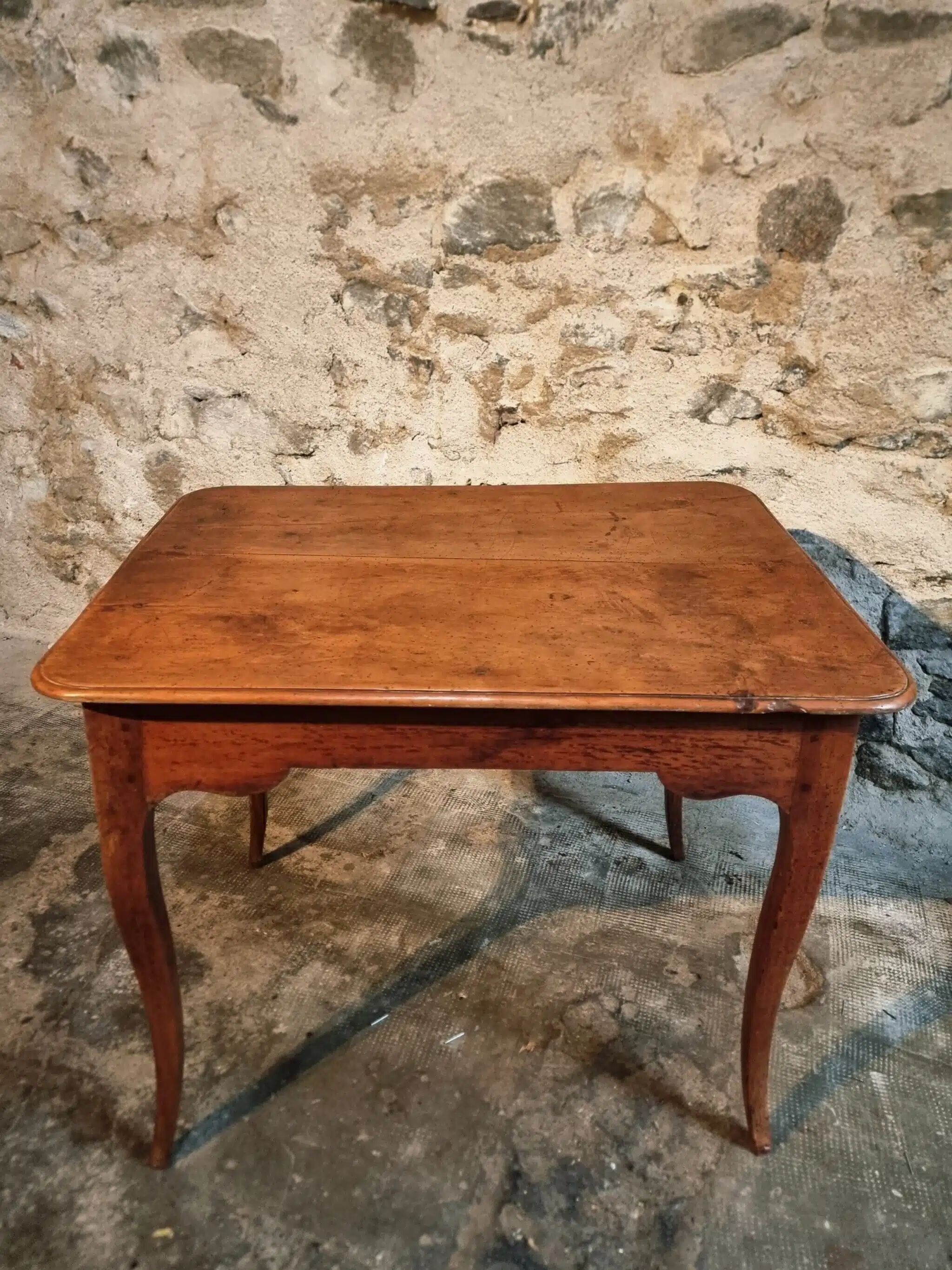 French side table in cherry wood, late 18th century.