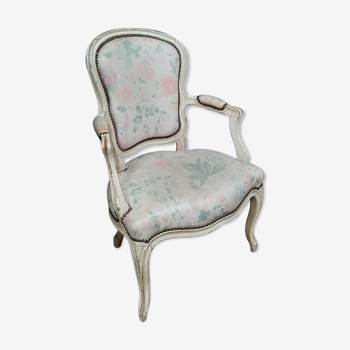 Louis XV armchair in white lacquered wood