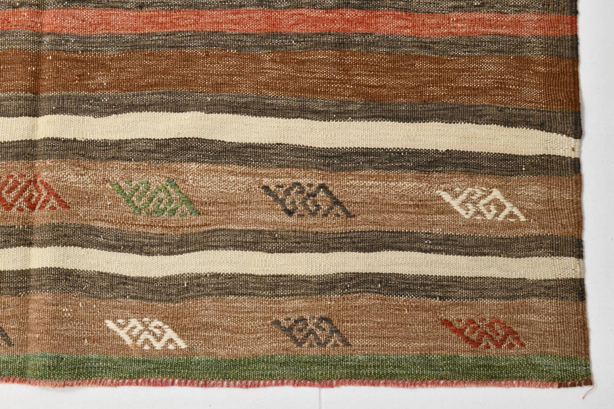 Tapis Kilim Vintage – Rayures Naturelles aux Tons Terreux, 136x195 Cm