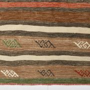 Tapis Kilim Vintage – Rayures Naturelles aux Tons Terreux, 136x195 Cm