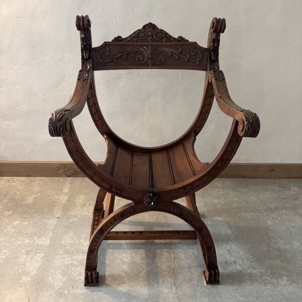 Fauteuil Dagobert en noyer, style médiéval, fin XIXe