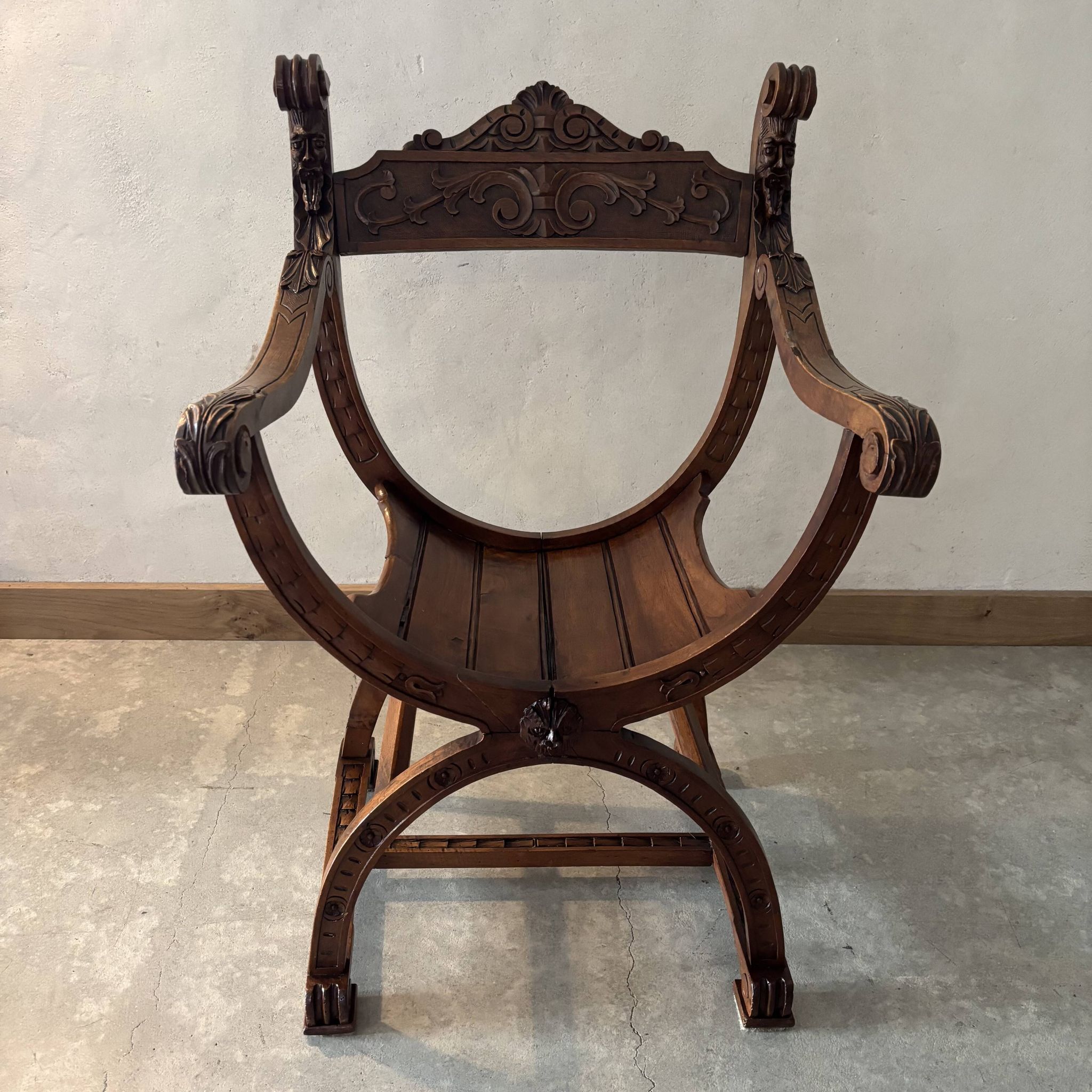 Fauteuil Dagobert en noyer, style médiéval, fin XIXe
