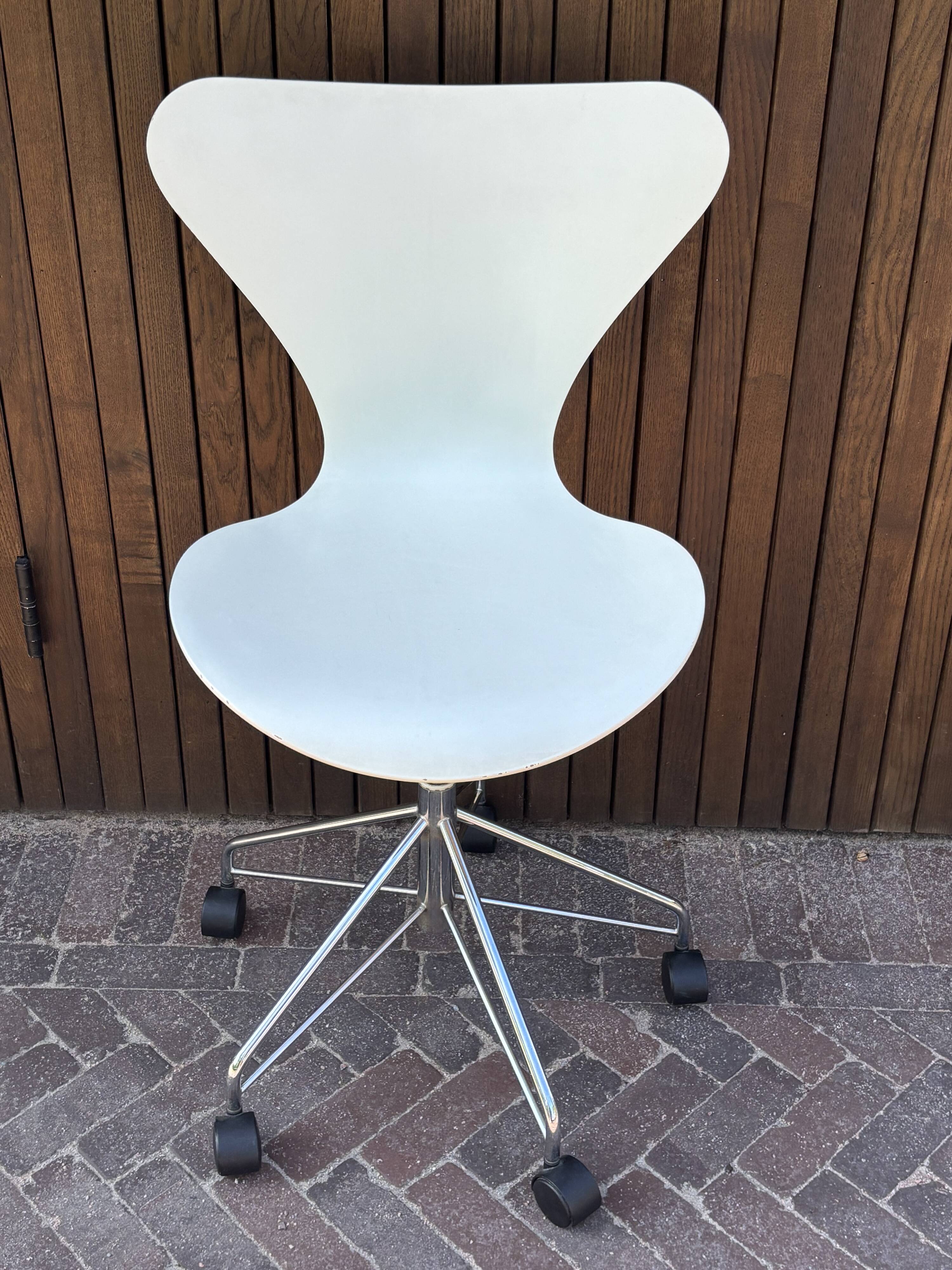 Vintage Desk Chair 3117 by Arne Jacobsen for Fritz Hansen in White