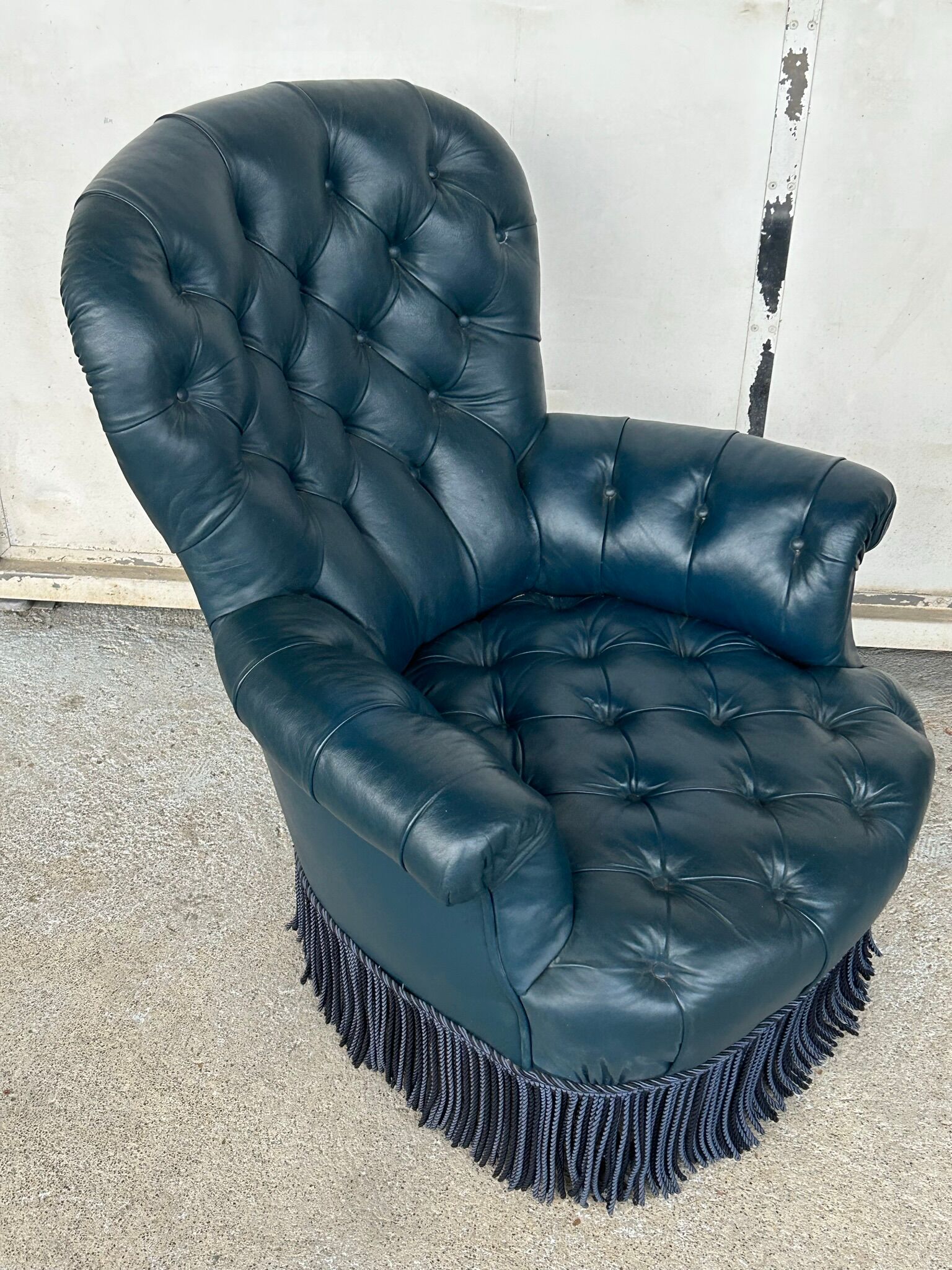 Armchair Napoleon III leather Chesterfield way, late nineteenth