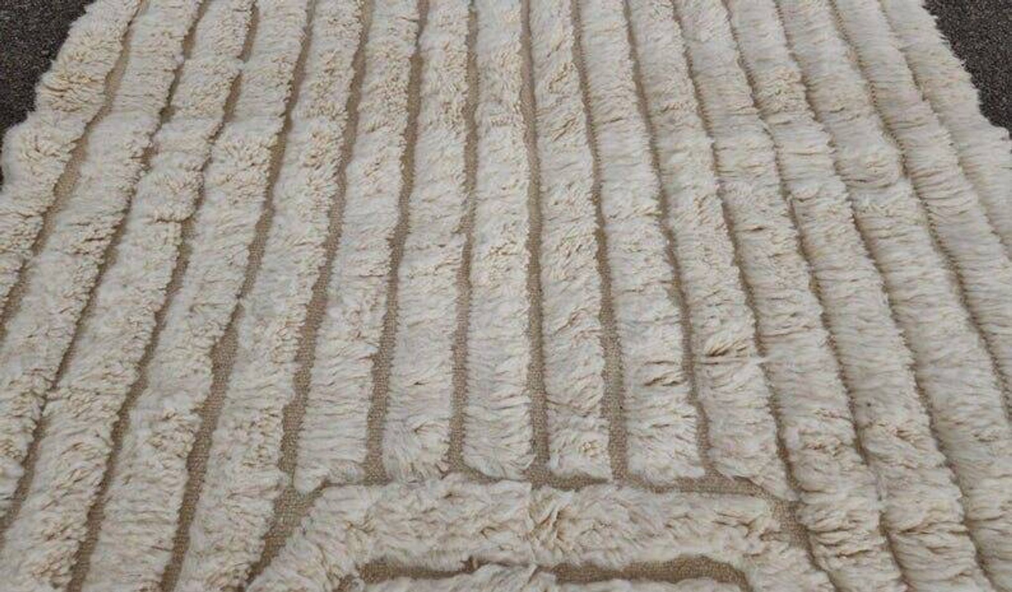 Handmade pure wool rug, size 150 x 250 cm.