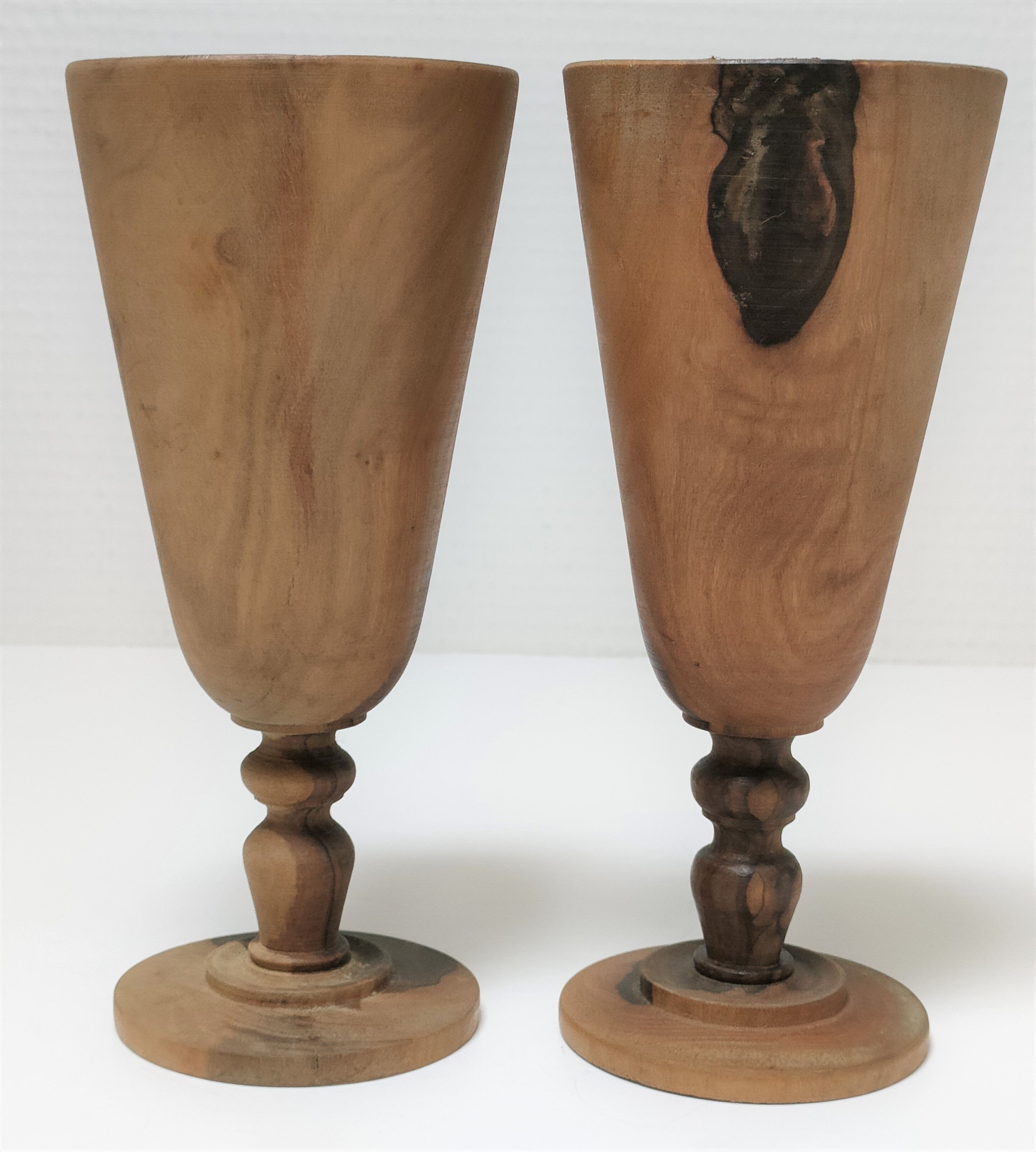 Cinq verres à pied en bois tourné vintage