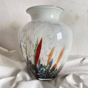 Grand vase en verre soufflé à inclusions polychromes style Murano