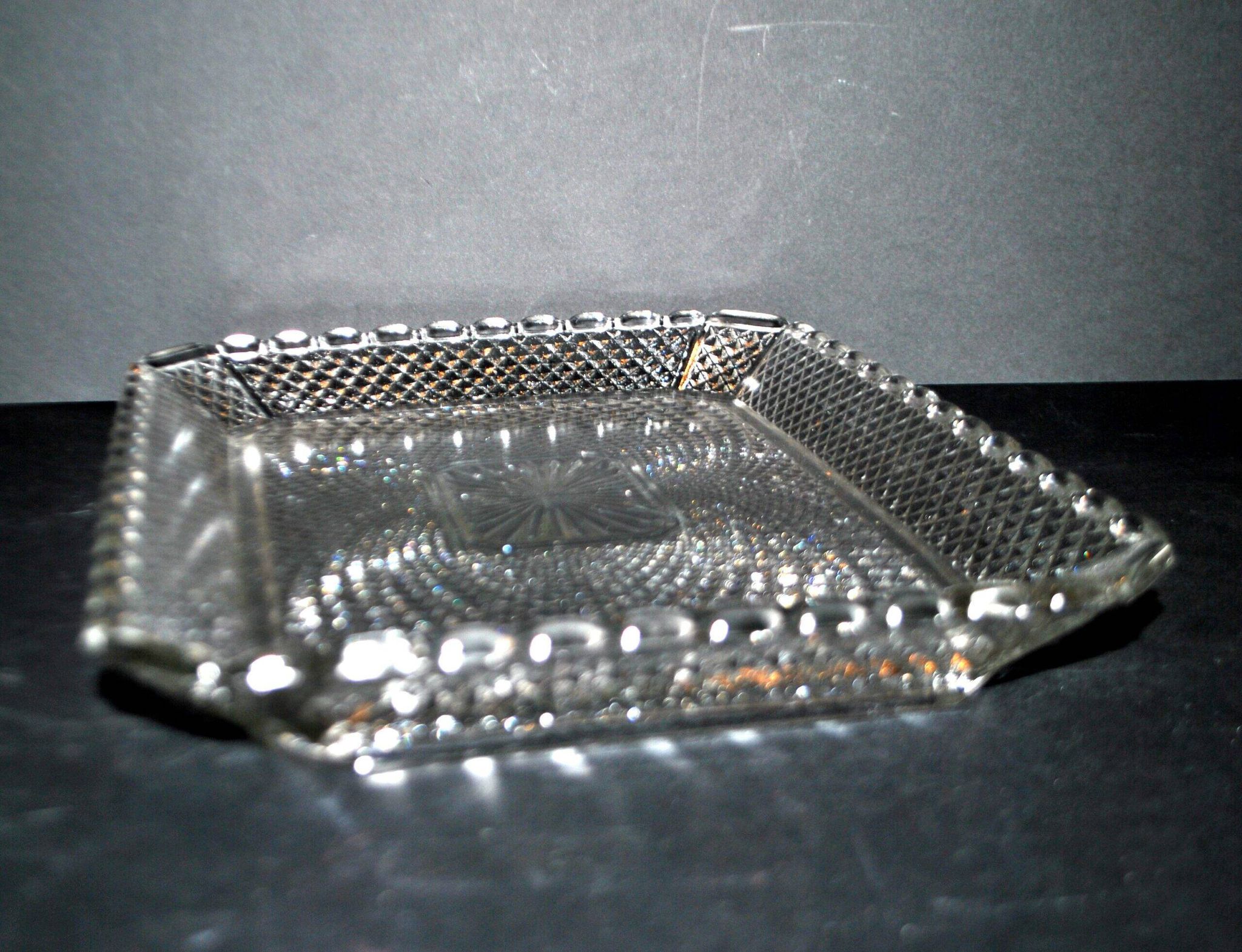 Plateau ancien en cristal moulé rectangulaire 1920