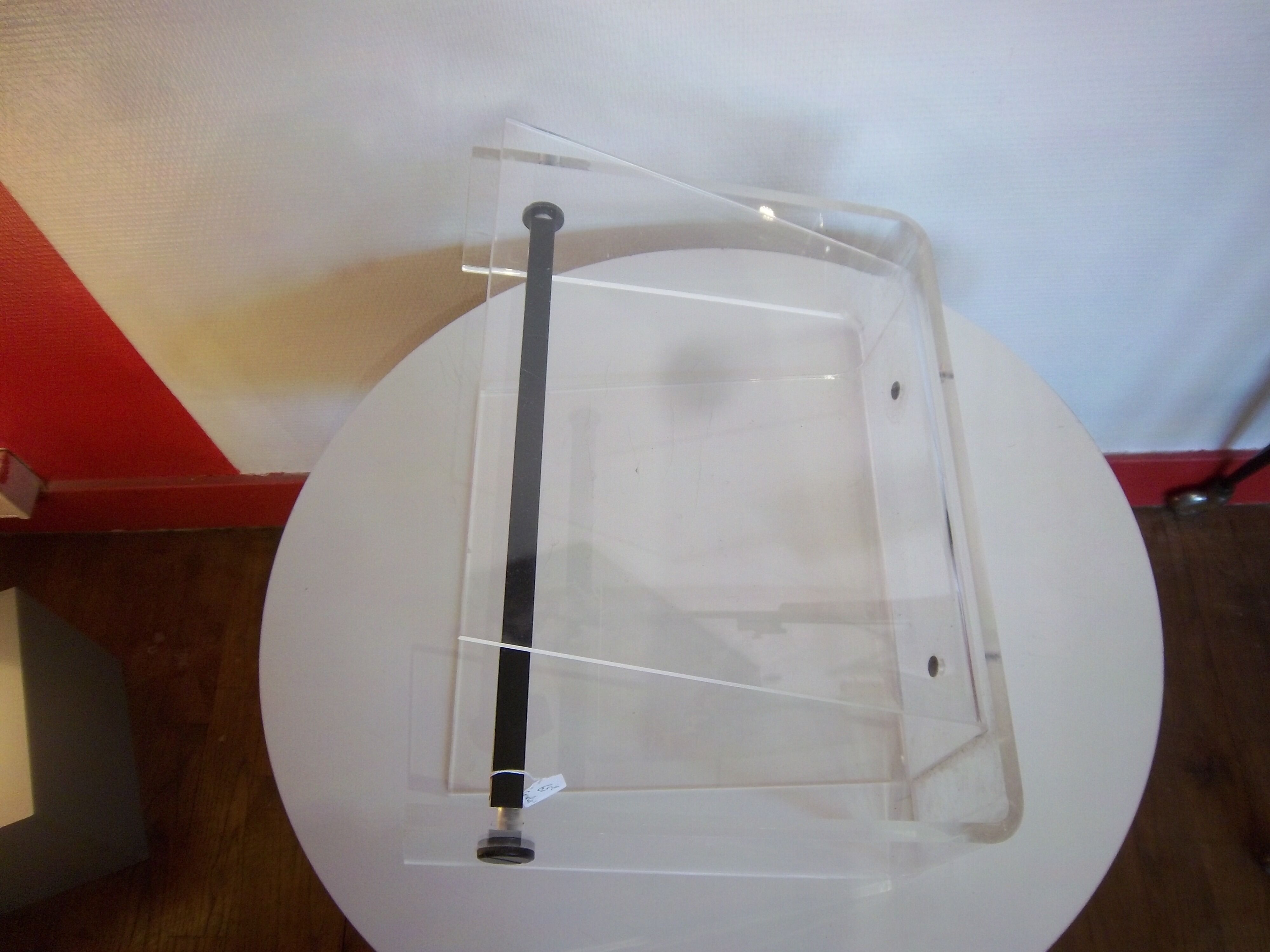magazine rack in plexiglass ice of David Lange, 1970