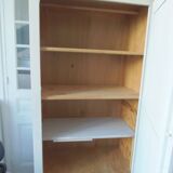 Armoire, penderie patinée gris perle finition cirée.