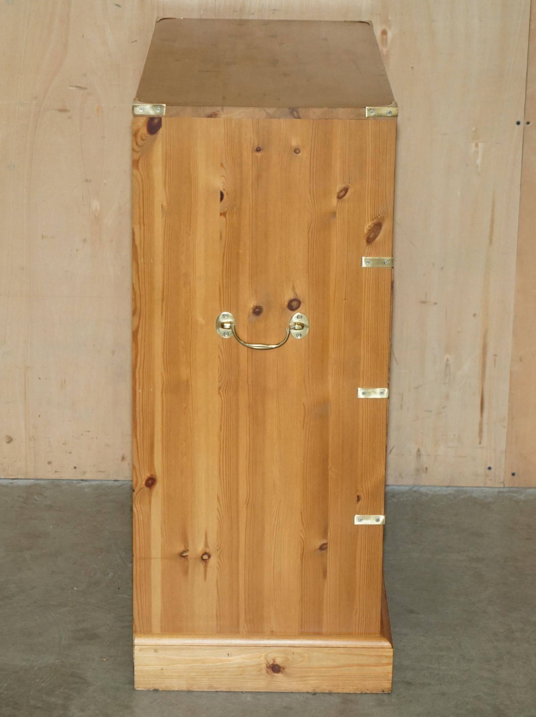 Commodes de campagne & tables de chevet