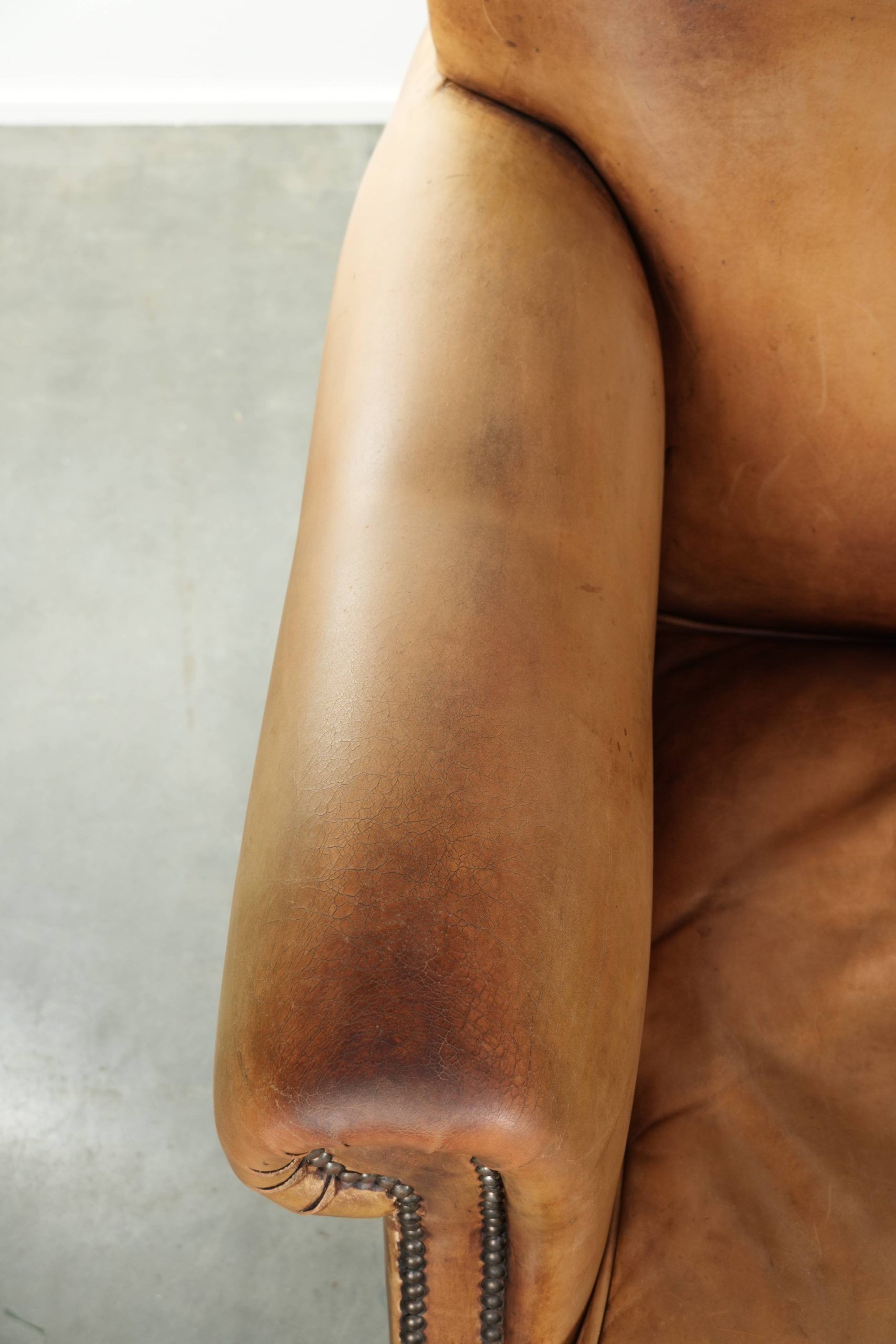 Fauteuil en cuir de vachette au look anglais caractéristique