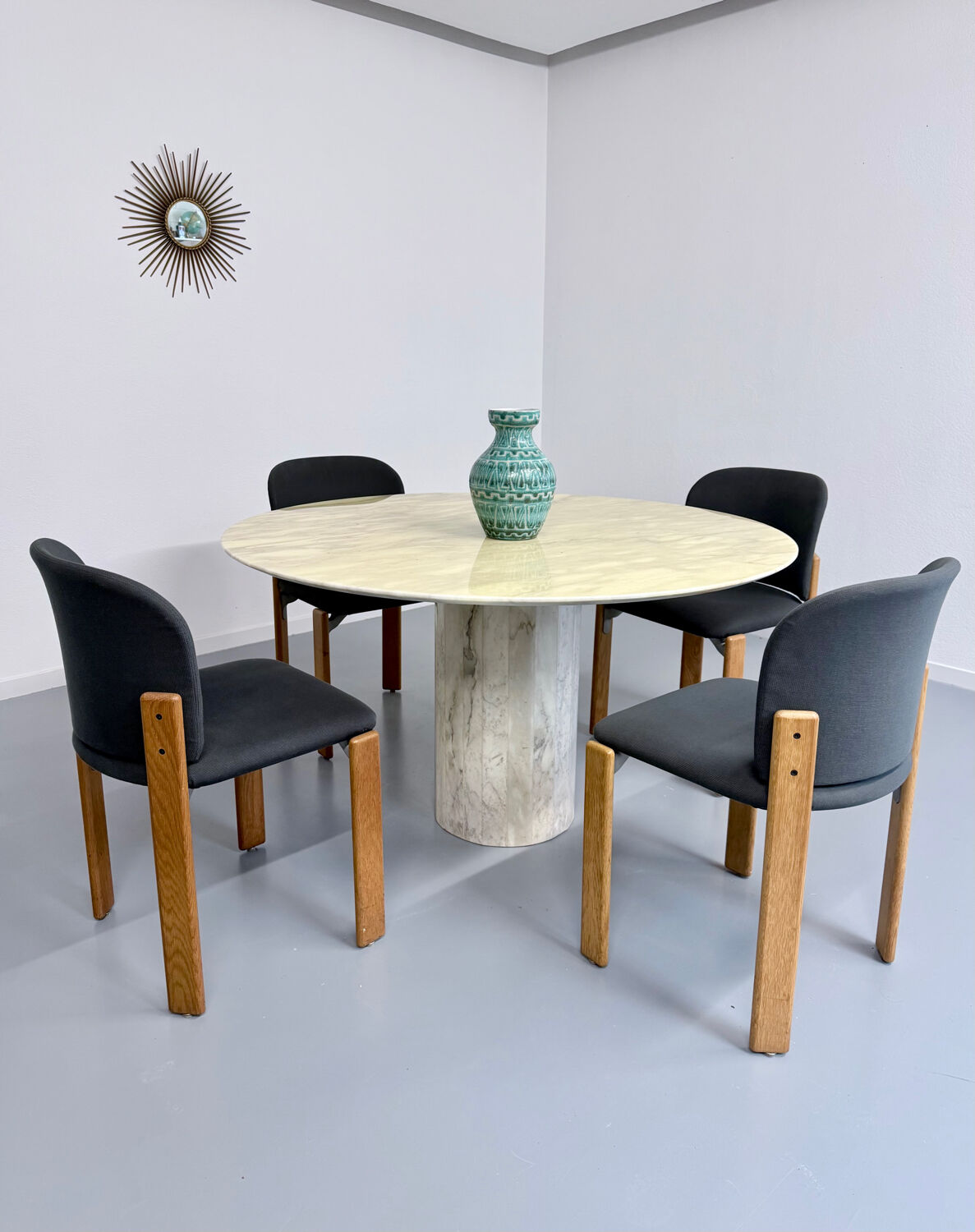 Veined marble round table with central base, Italian design from the 1970s.