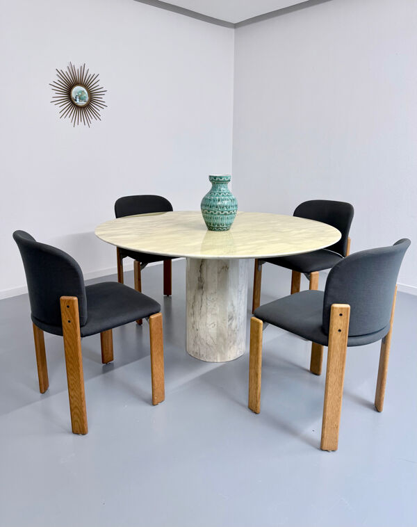 Table ronde en marbre veiné piètement central design italien années 70