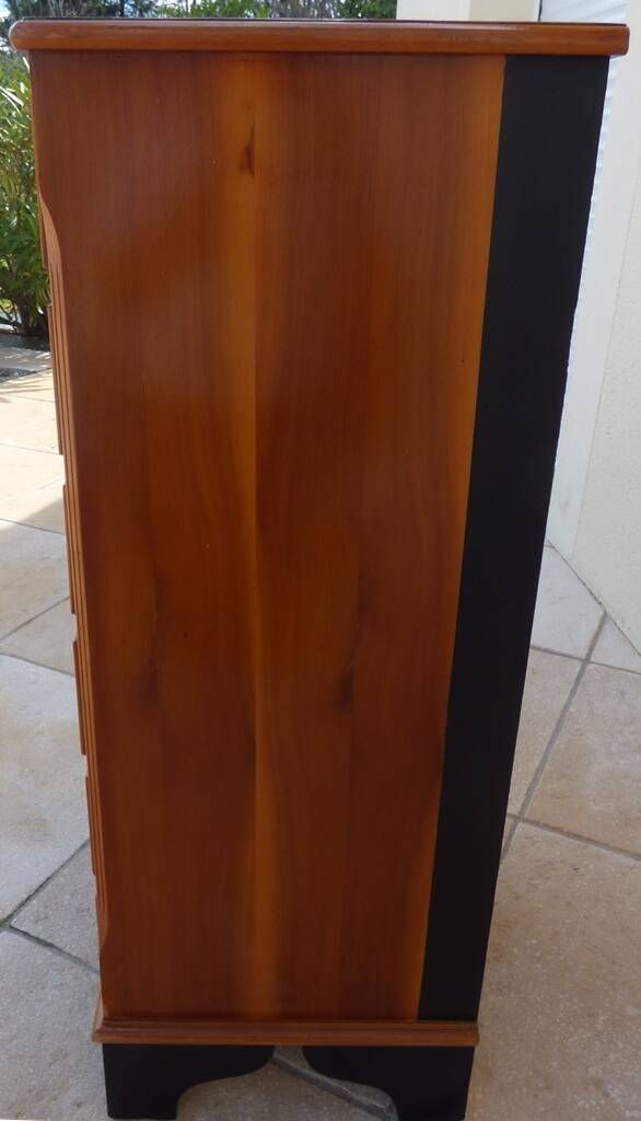 Louis XVI style chest of drawers in wood and cherry veneer.