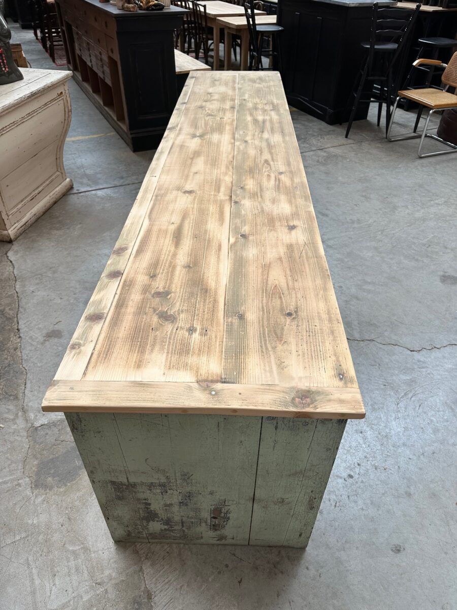 Patinated workshop furniture from the early 20th century.