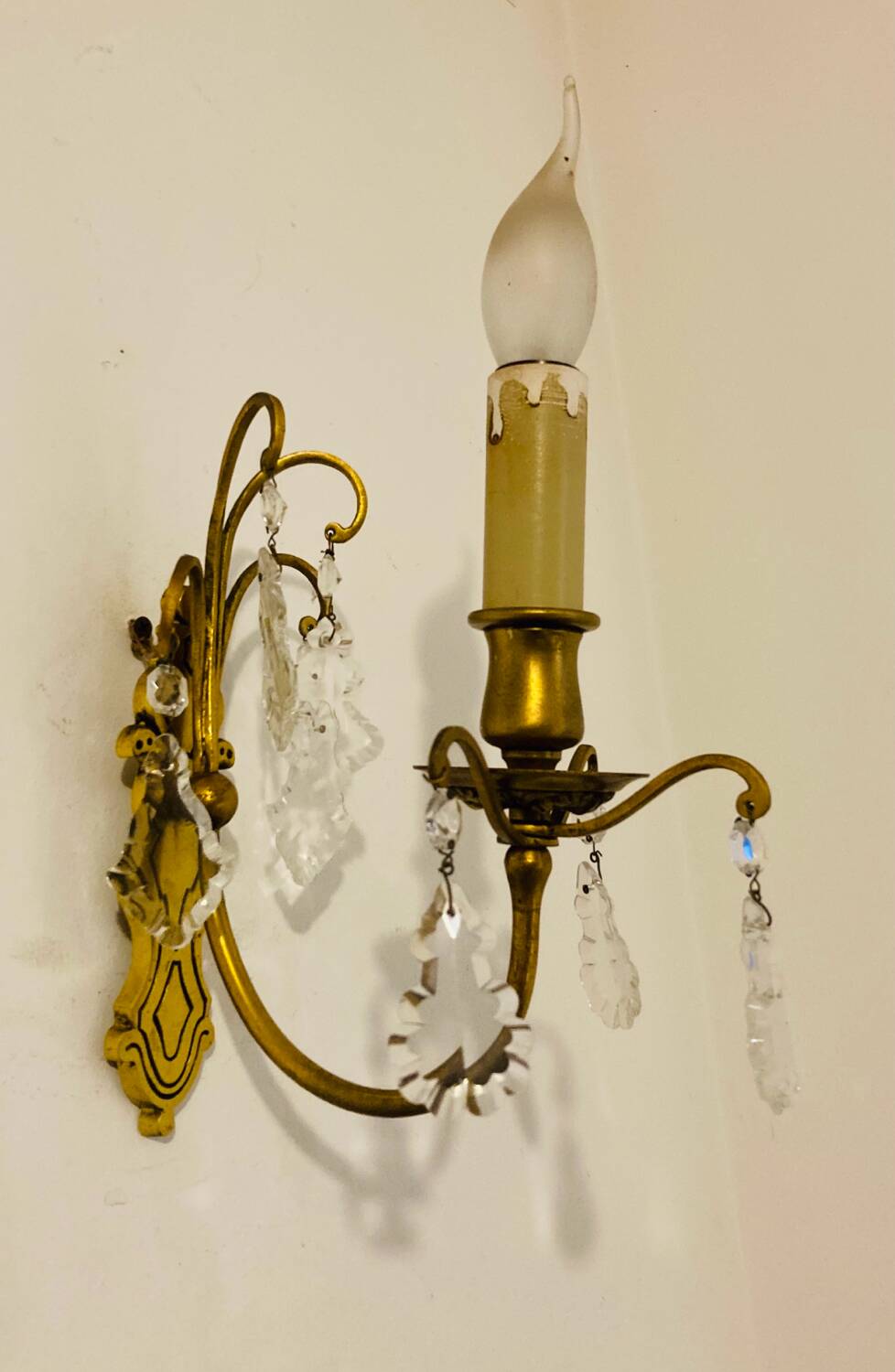 Applique en laiton + pampilles en verres époque milieu XXe