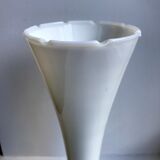 Vase en opaline blanc dentelé années 60