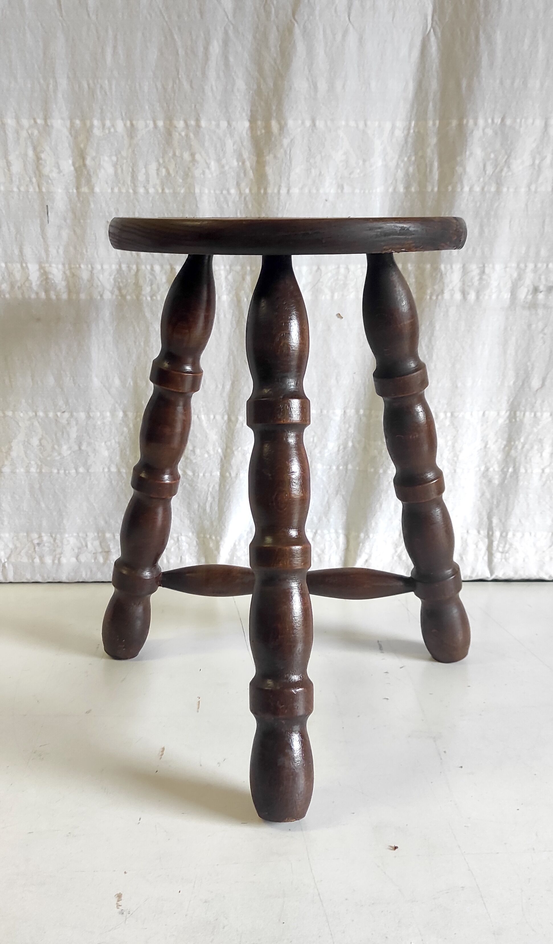 Tripod stool in turned solid wood – 80s/90s