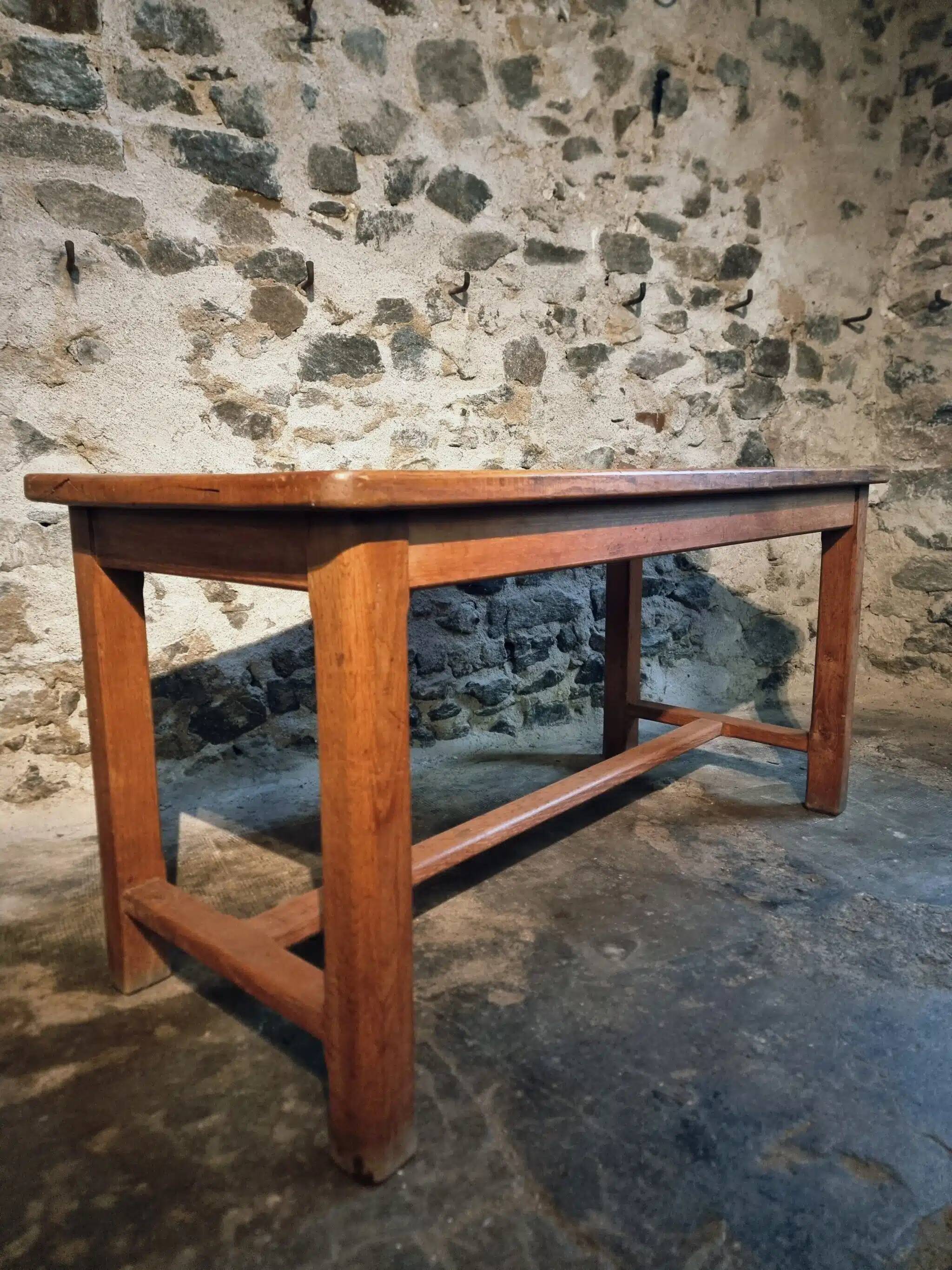 Table vintage en chêne français avec finition vernie d'origine