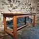 Table vintage en chêne français avec finition vernie d'origine