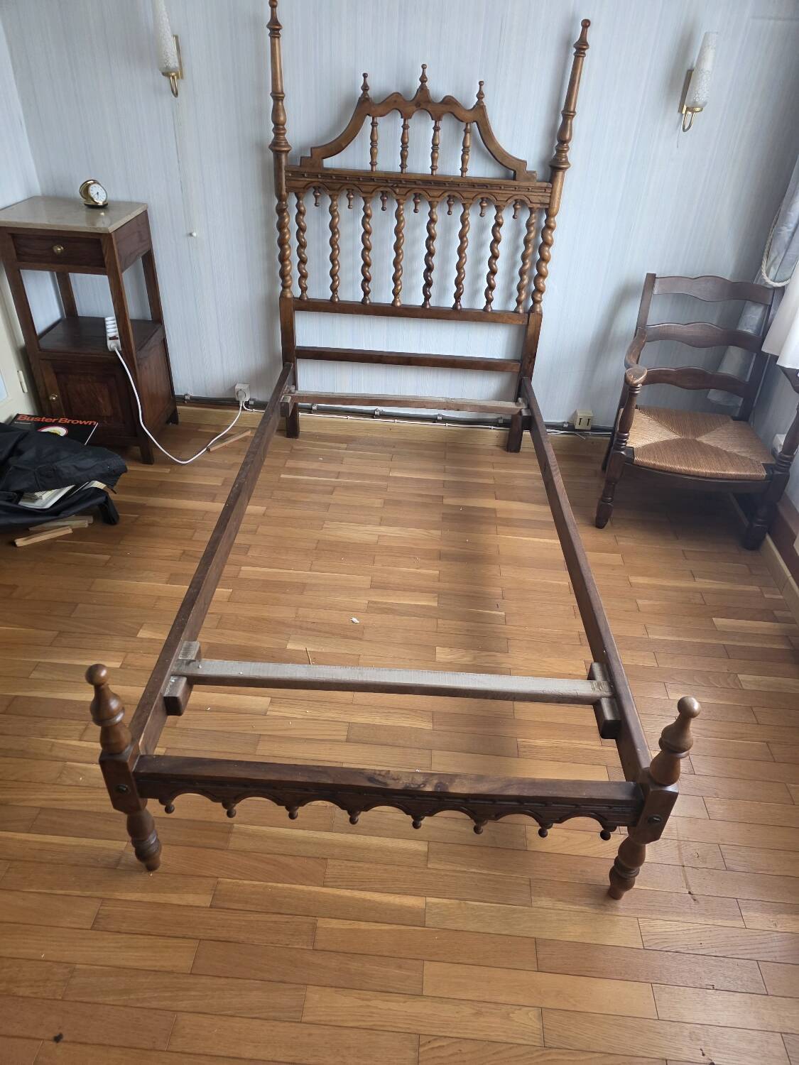Paire de lits en bois sculpté