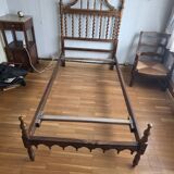 Paire de lits en bois sculpté