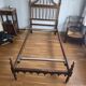 Paire de lits en bois sculpté