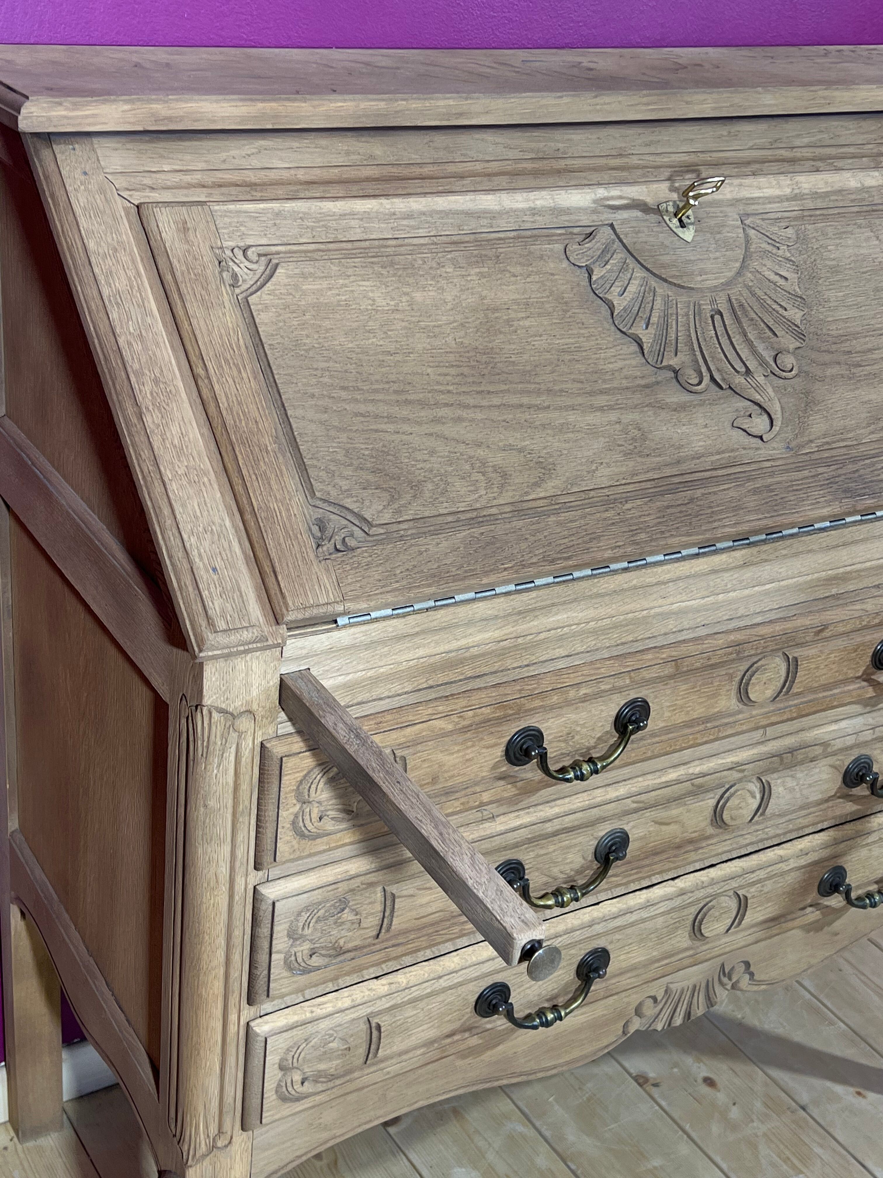 Decapé desk in baroque oak
