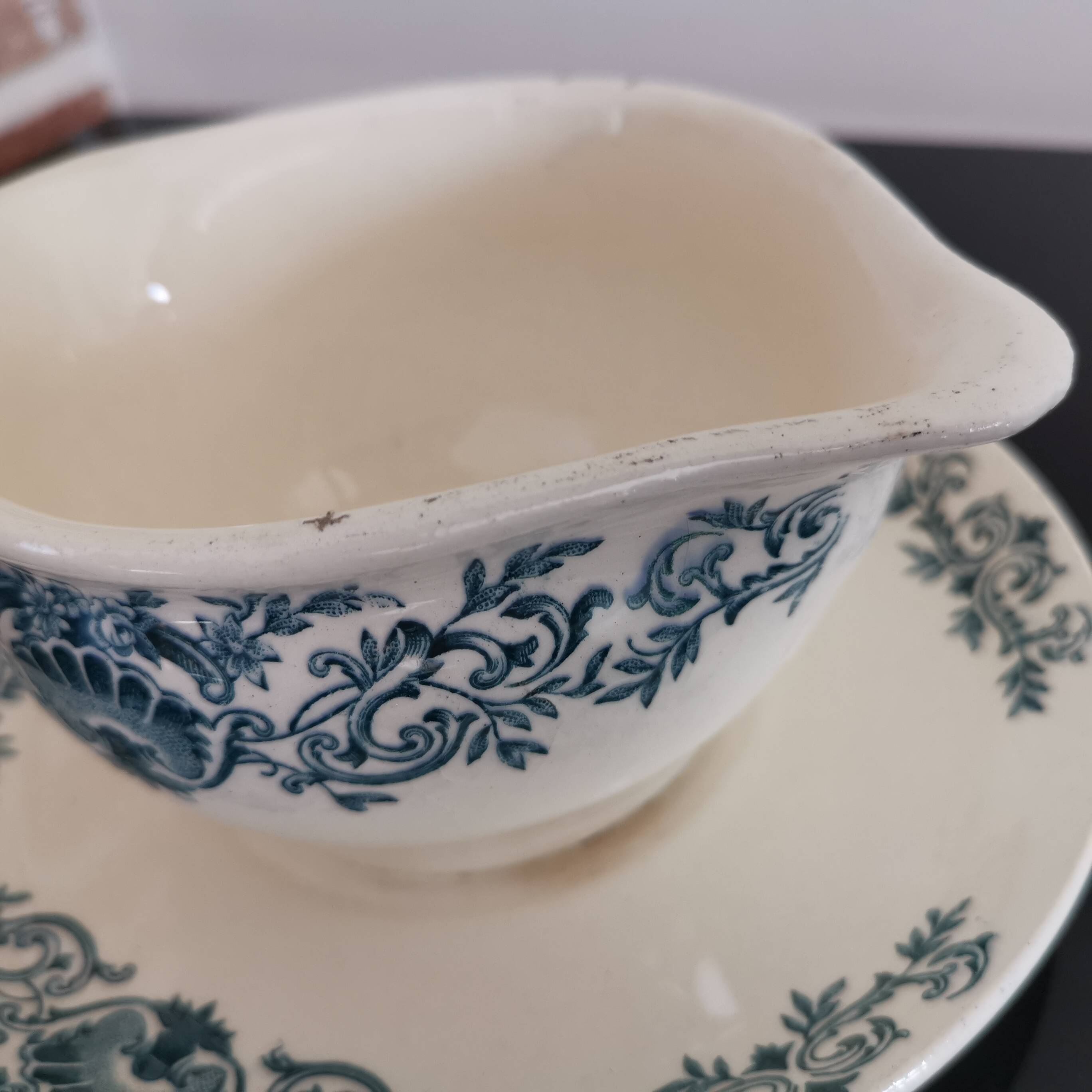 Longchamp earthenware gravy boat, Coquille decor