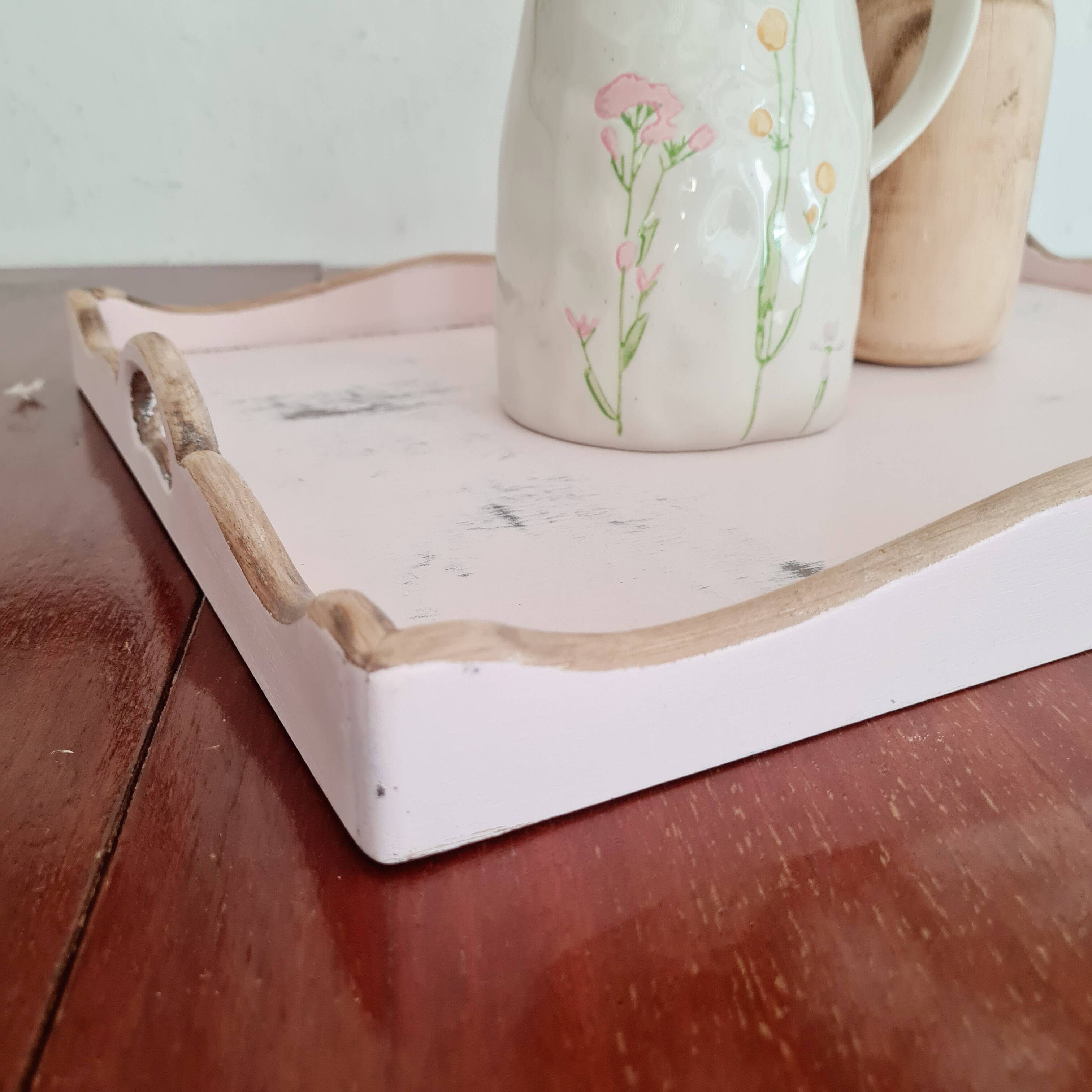 Presentation tray in raw and pink wood
