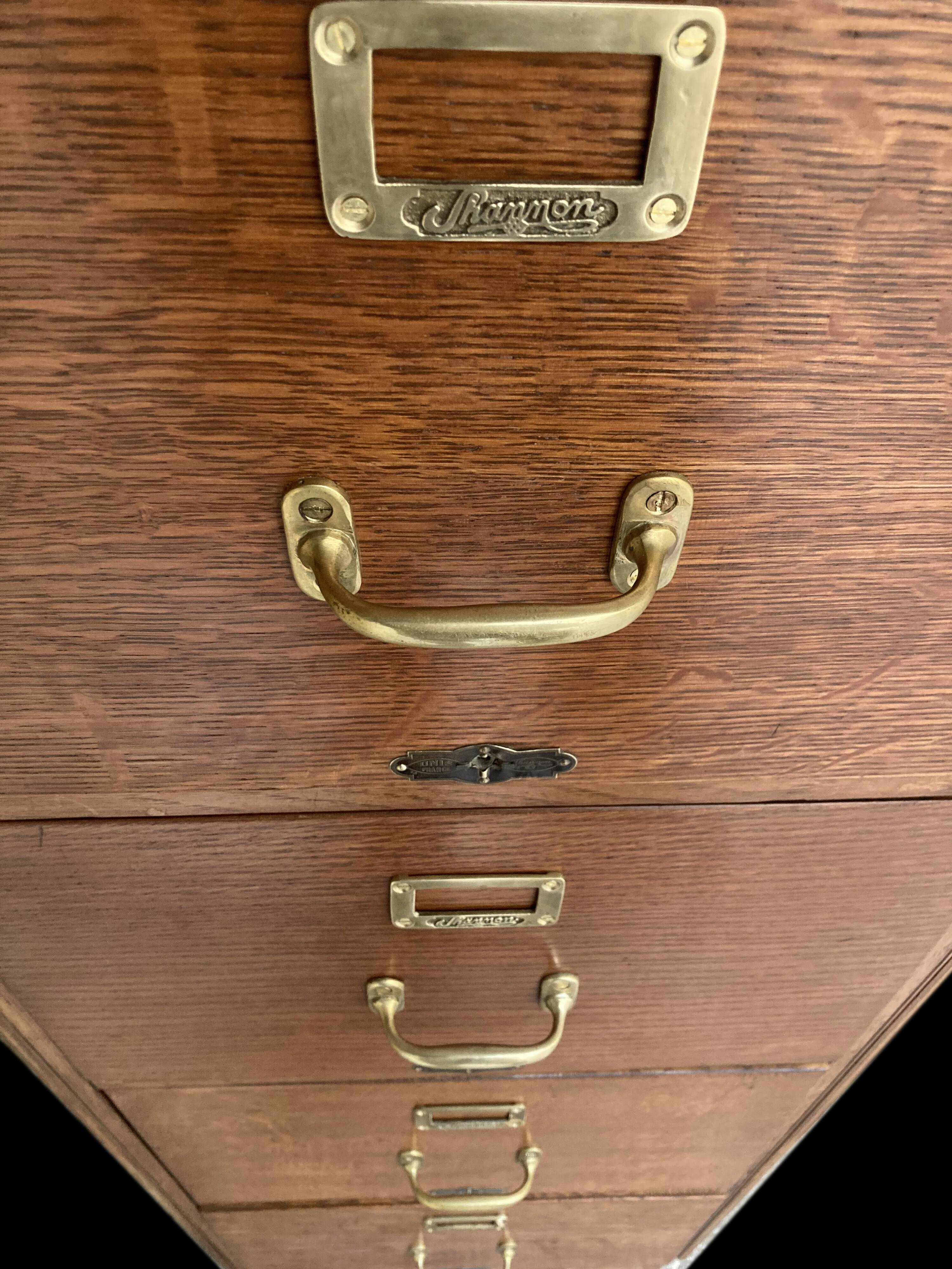Majestic Shannon cabinet in oak (early 20th century).