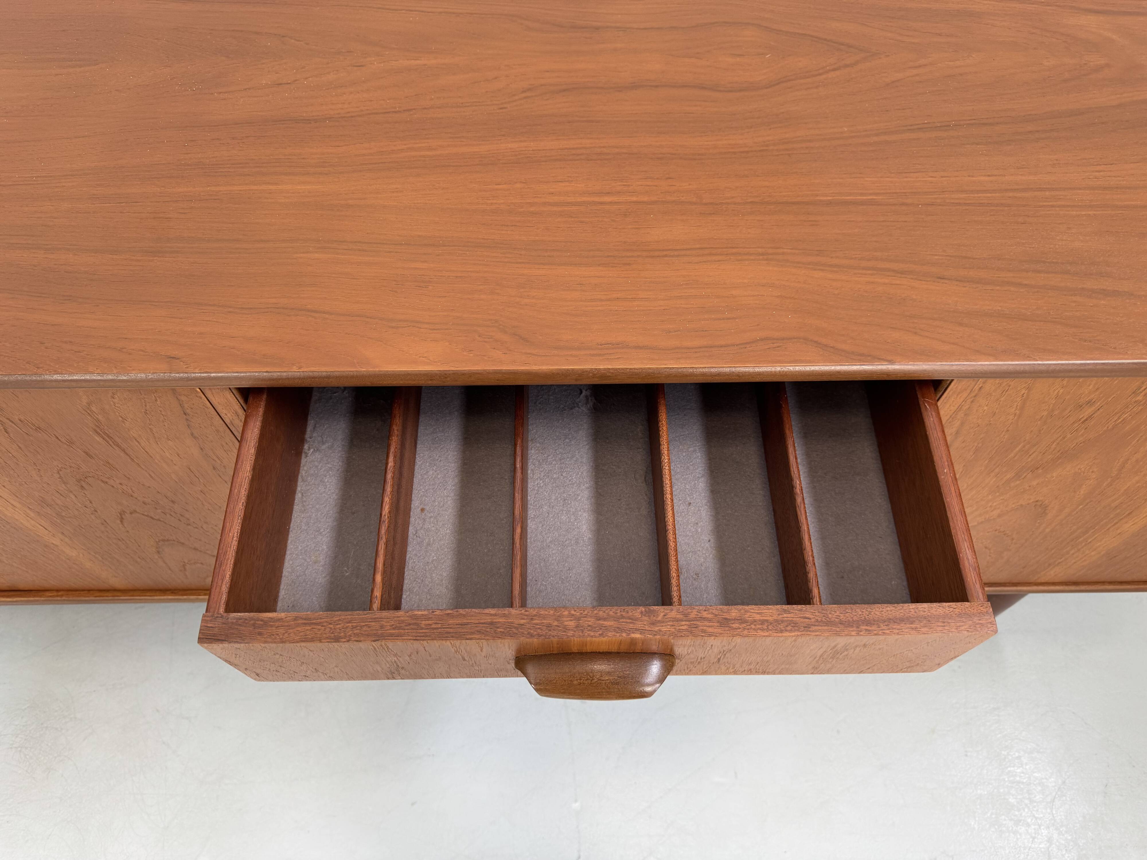 Vintage dressoir van G-Plan design Victor Wilkins uit de "Brasilia"