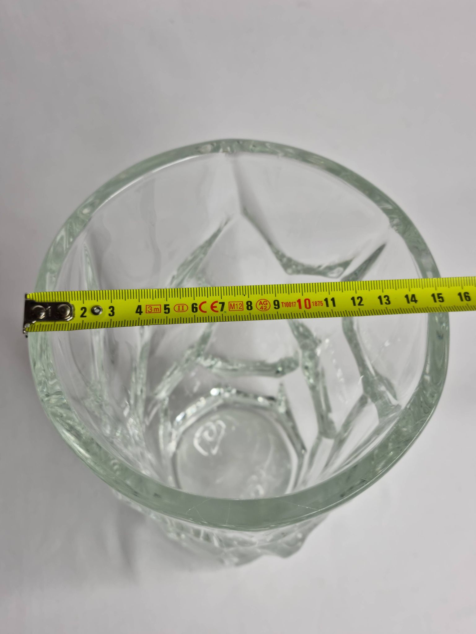 Vase en cristal de Sèvres à motif de verre grugé, 26 cm