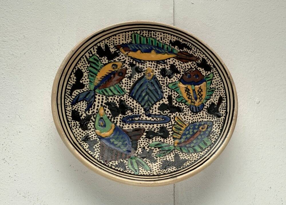 Vintage wall plate in hand-painted ceramic, 1970s.